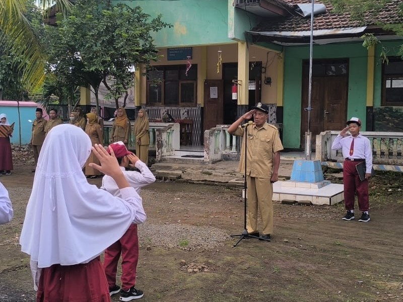 UPACARA HARI PERTAMA MASUK SEKOLAH DI SEMESTER 2  (GENAP )
