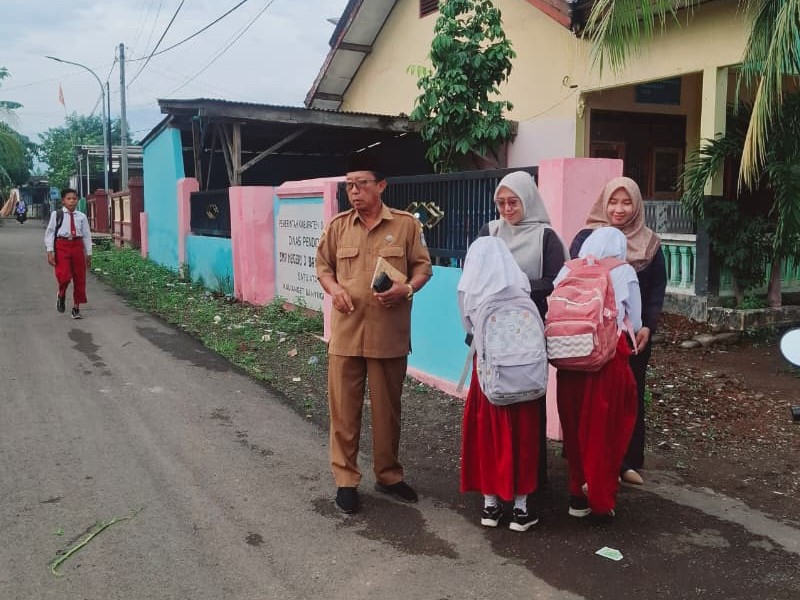 KEGIATAN RUTIN SETIAP PAGI, MENYAMBUT KEDATANGAN SISWA