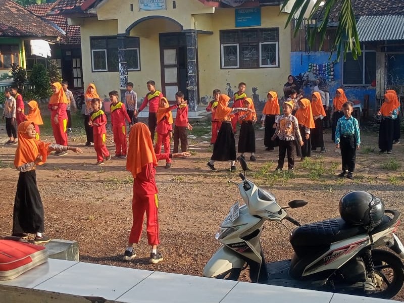 KEGIATAN RUTIN DI PAGI HARI SENAM BERSAMA